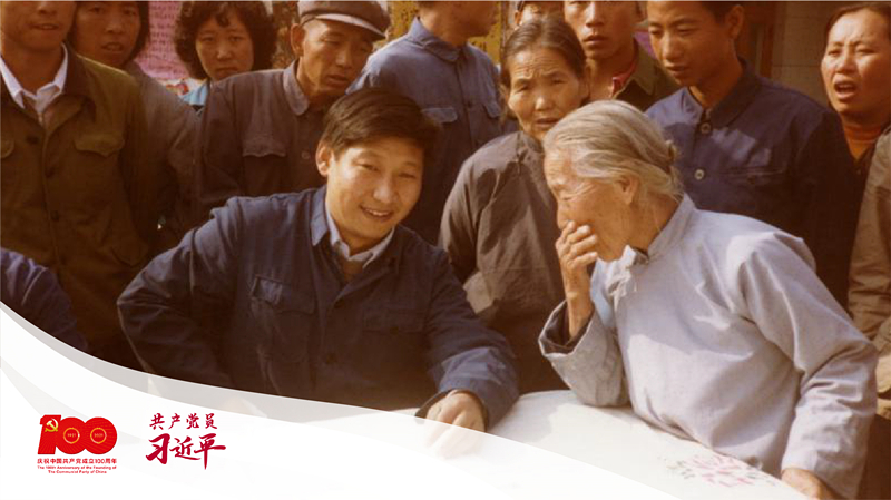 1983年,时任河北正定县委书记习近平在大街上听取来访群众的意见。
