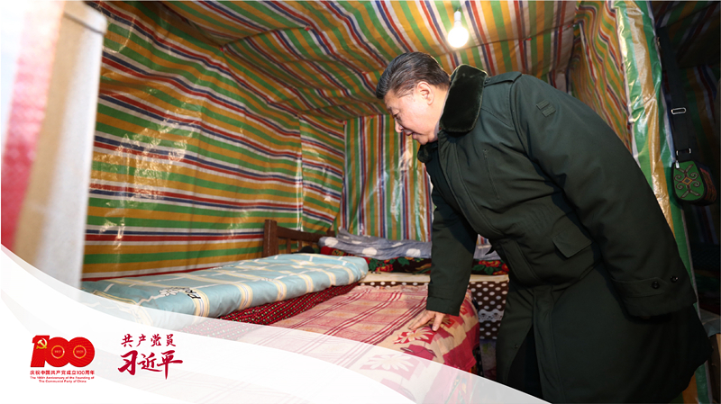 2018年2月11日上午,习近平总书记在四川省凉山彝族自治州昭觉县三岔河乡三河村贫困户吉好也求家中看望。